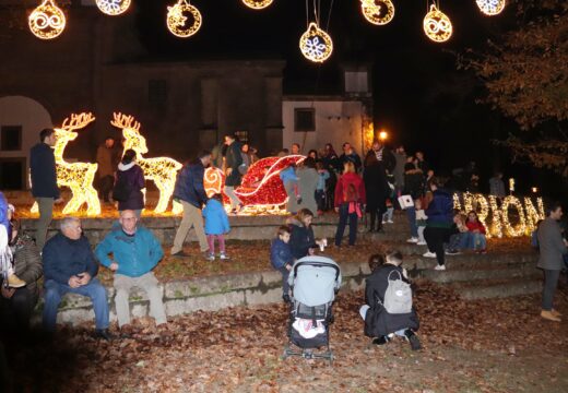 O acendido das luces de Nadal congrega a centos de persoas en Brión